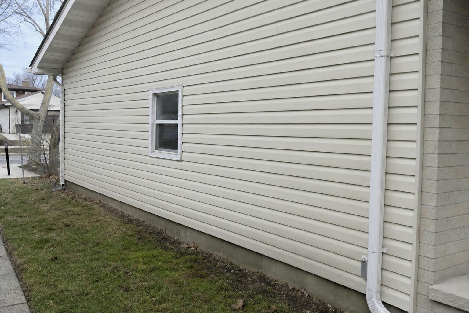 The same siding uniformly clean after a soft wash